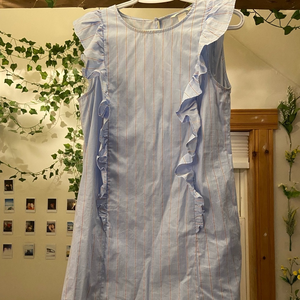 Straight dress with ruffles and pockets